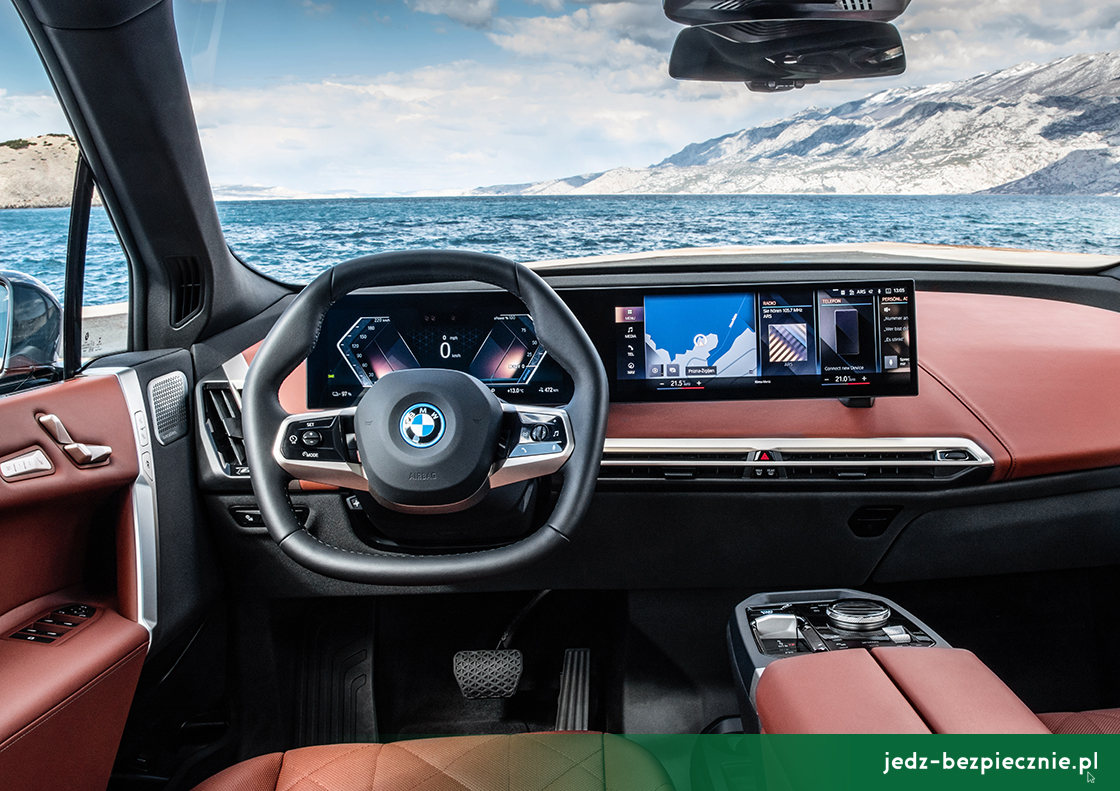 Premiera tygodnia - BMW iX - kokpit z sześcioramienną kierownicą